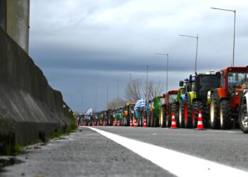Οι αγρότες παραμένουν στα μπλόκα: Κλειστή η Αθηνών-Λαμίας, Αιτωλοακαρνανία, Αχαΐα, Ηλεία «φλέγονται»