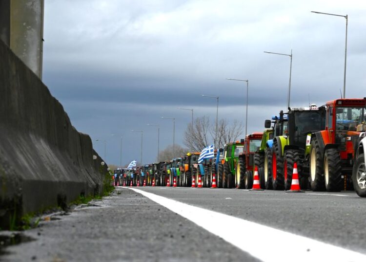 Οι αγρότες παραμένουν στα μπλόκα: Κλειστή η Αθηνών-Λαμίας, Αιτωλοακαρνανία, Αχαΐα, Ηλεία «φλέγονται»