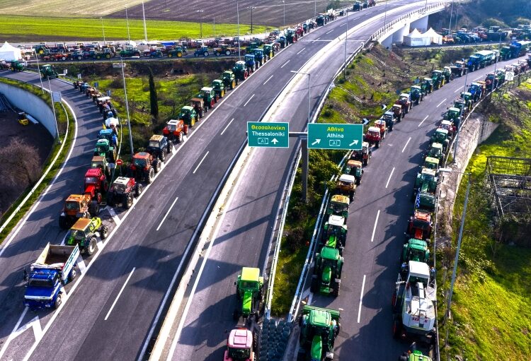 Μπλόκα αγροτών: Παρέμβαση ΣΕΤΕ για άμεση αποκατάσταση της κυκλοφορίας εν μέσω εορτών