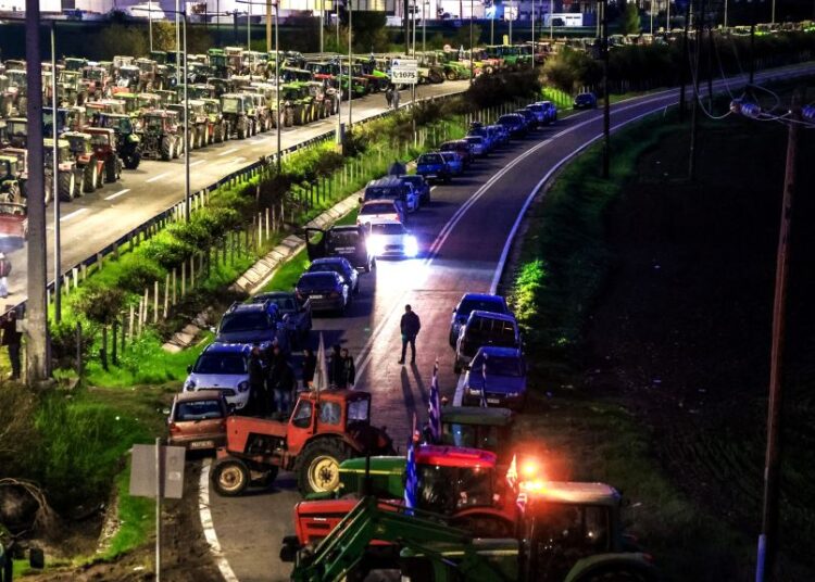 Λάρισα: Κλιμάκωση στο μπλόκο της Νίκαιας – Απέκλεισαν και τους παραδρόμους