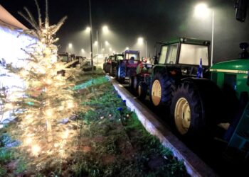 Κλειστή η εθνική οδός στη Νίκαια – Νέα αγροτικά μπλόκα σε Θεσσαλία και Δυτική Ελλάδα