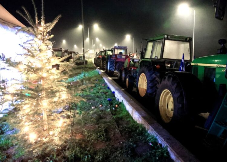 Κλειστή η εθνική οδός στη Νίκαια – Νέα αγροτικά μπλόκα σε Θεσσαλία και Δυτική Ελλάδα