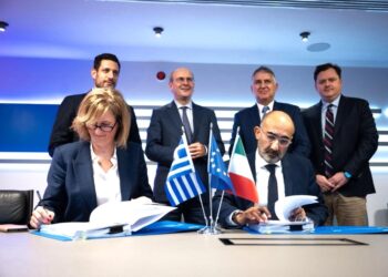 Σφραγίζει επένδυση-ρεκόρ 420 εκατ. ευρώ για 23 νέα τρένα στην Ελλάδα