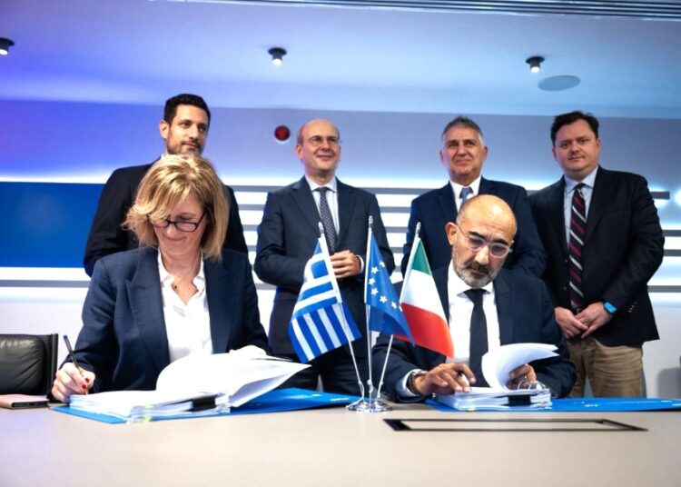 Σφραγίζει επένδυση-ρεκόρ 420 εκατ. ευρώ για 23 νέα τρένα στην Ελλάδα