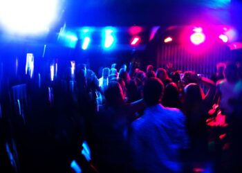 Επιχείρηση «Νυχτερινός Ποιμήν»: Συλλήψεις σε μπαρ για αλκοόλ σε ανήλικους