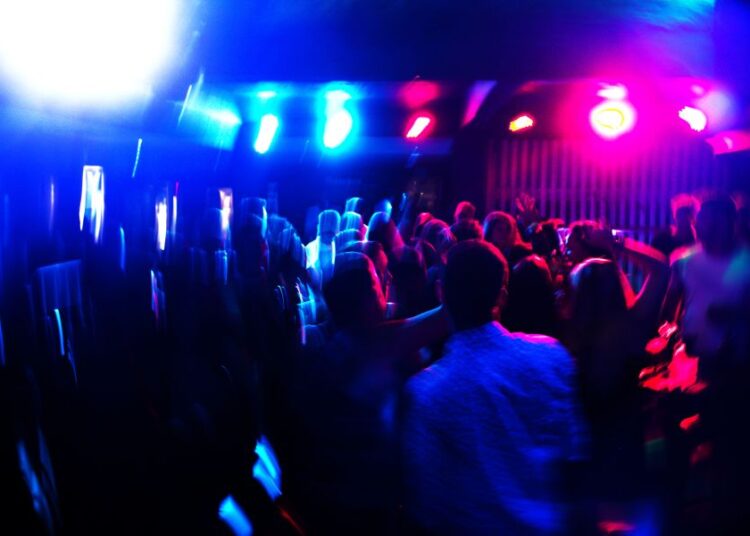 Επιχείρηση «Νυχτερινός Ποιμήν»: Συλλήψεις σε μπαρ για αλκοόλ σε ανήλικους