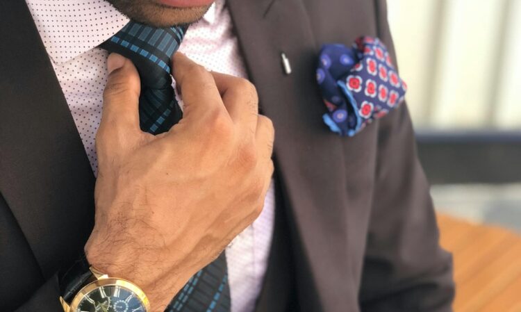 Ο Ινδός επιχειρηματίας που έχει αγοράσει 22 ελληνικές εταιρείες