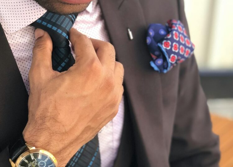 Ο Ινδός επιχειρηματίας που έχει αγοράσει 22 ελληνικές εταιρείες