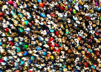 Πληθυσμός Ελλάδας: Η μετανάστευση «φρενάρει» τη μείωση, όχι όμως τη γήρανση