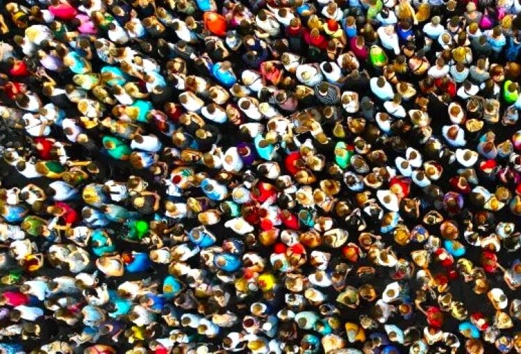 Πληθυσμός Ελλάδας: Η μετανάστευση «φρενάρει» τη μείωση, όχι όμως τη γήρανση