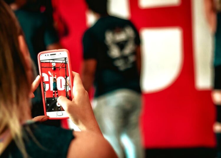 Σε θέση άμυνας η ΕΚΠΟΙΖΩ για την προστασία παιδιών από  το μάρκετινγκ influencers