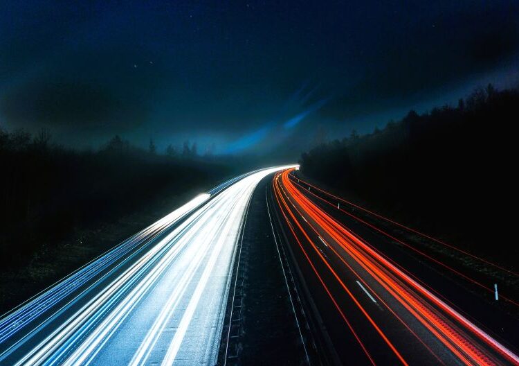 Η ψυχολογία της γρήγορης οδήγησης: Τι κρύβεται πίσω από την υπερβολική ταχύτητα