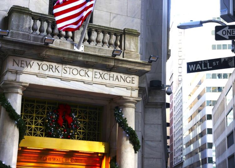 Η Wall Street φρενάρει: Ρευστοποιήσεις στην τεχνολογία πριν το φινάλε της χρονιάς