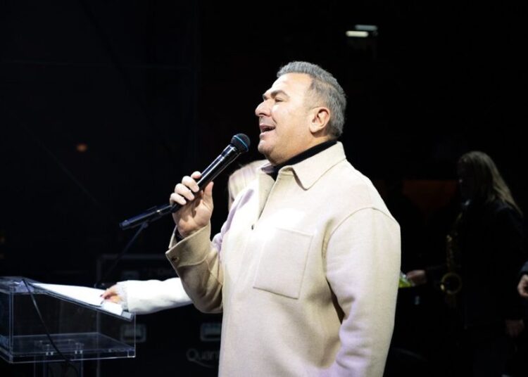 Χριστουγεννιάτικη μαγεία στην πλατεία Αριστοτέλους με τον Αντώνη Ρέμο (video&φωτό)