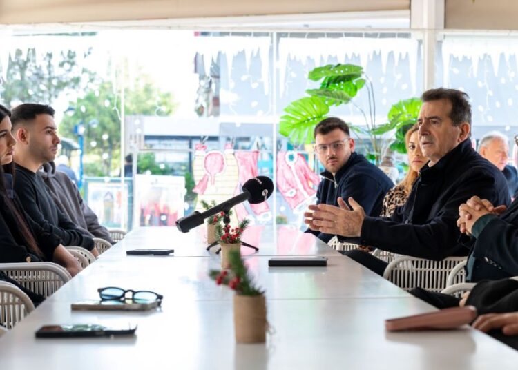 Νέοι Ρομά σε διάλογο με την πολιτεία: Το μήνυμα Χρυσοχοΐδη από τη Δυτική Αττική