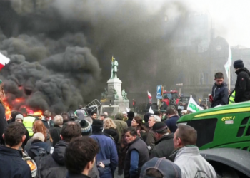 Αγροτική οργή στις Βρυξέλλες – Πολεμικό κλίμα μπροστά από το Ευρωπαϊκό Κοινοβούλιο