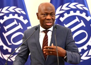 Η ανεργία «κολλάει» στο 4,9% αλλά η εργασία φτωχαίνει, προειδοποιεί ο ILO