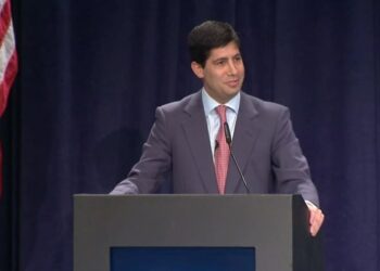 Κέβιν Γουόρς: Ο Τραμπ φέρνει στη Fed ένα «γεράκι» που έμαθε να πετά χαμηλά