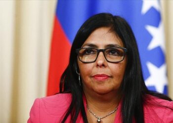 Η Ροντρίγκεζ στο τιμόνι της Βενεζουέλας; Η αντιπρόεδρος που βρέθηκε ξαφνικά στο επίκεντρο παγκόσμιας κρίσης