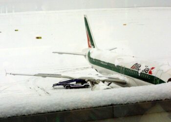 Χιονοθύελλα στη δυτική Ευρώπη: Ακυρώσεις πτήσεων και χάος στις μετακινήσεις