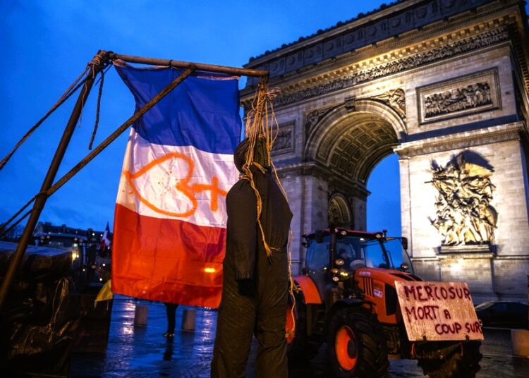 Παρίσι σε αγροτικό αποκλεισμό για τη συμφωνία ΕΕ–Mercosur