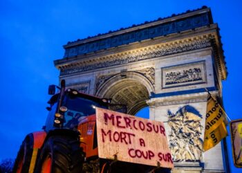 Παρίσι σε αγροτικό αποκλεισμό για τη συμφωνία ΕΕ–Mercosur
