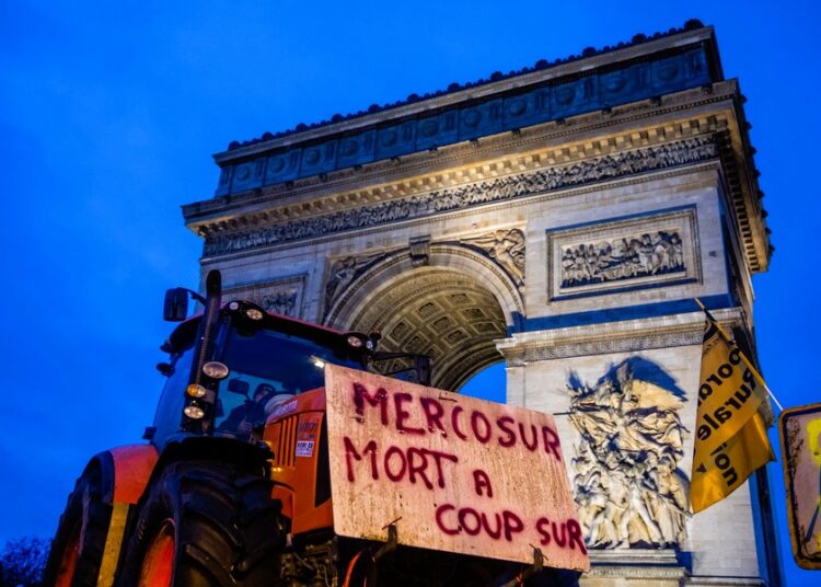 Παρίσι σε αγροτικό αποκλεισμό για τη συμφωνία ΕΕ–Mercosur