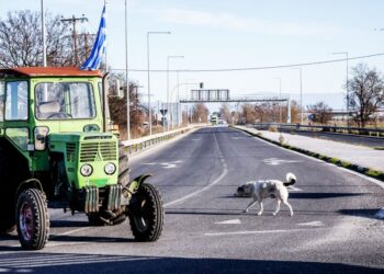 Οι αγρότες κρατούν τα μπλόκα και περιμένουν σήμα διαλόγου από τον Πρωθυπουργού