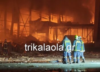 Τρίκαλα: Εκτεταμένη πυρκαγιά σε εργοστάσιο της «Βιολάντα» – Πέντε εργαζόμενες αγνοούνται (vid)
