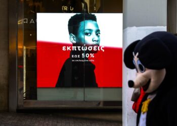 Χειμερινές εκπτώσεις με ανοιχτά καταστήματα την Κυριακή: Το στοίχημα της αγοράς