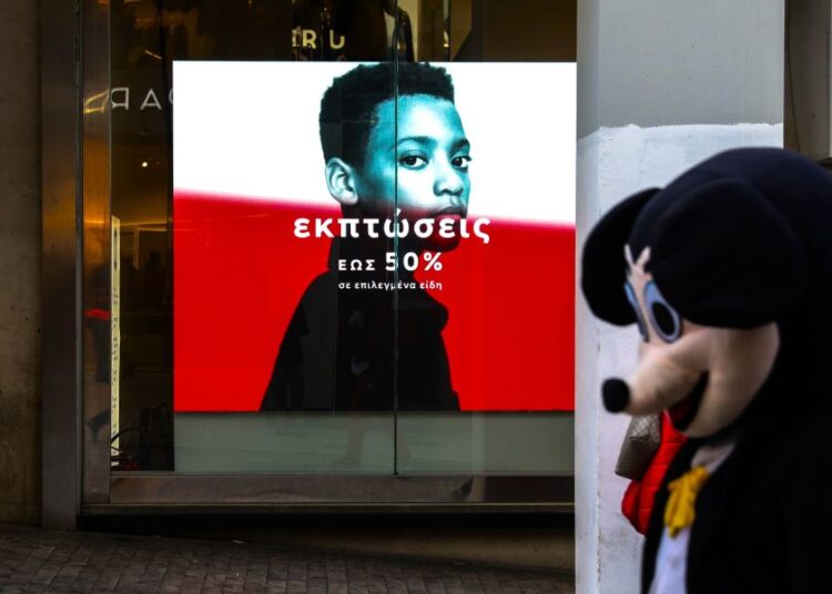 Χειμερινές εκπτώσεις με ανοιχτά καταστήματα την Κυριακή: Το στοίχημα της αγοράς