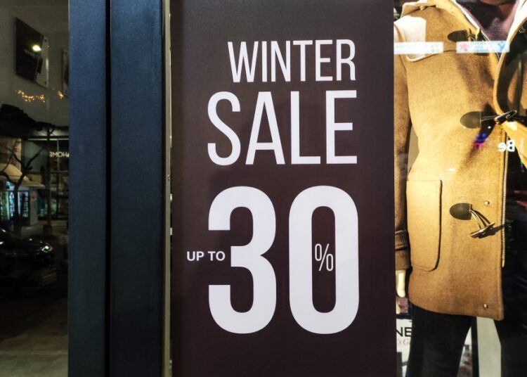 Οι εκπτώσεις ανοίγουν αυλαία και η αγορά δοκιμάζει τις αντοχές της