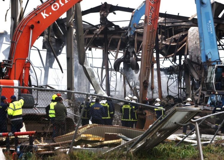 Τρίκαλα: Εντοπίστηκε και η πέμπτη σορός στα συντρίμμια της μπισκοτοβιομηχανία