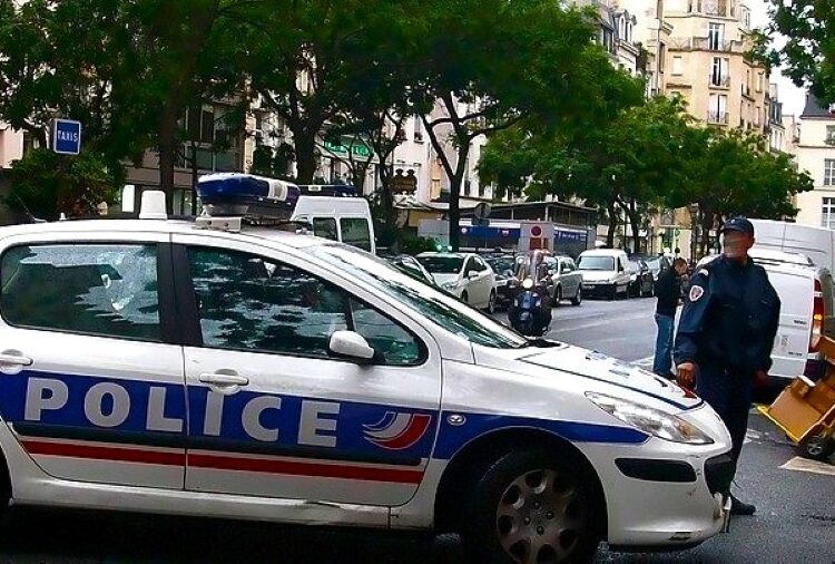 Γαλλία σε επιφυλακή: Πάνω από 1.000 καμένα οχήματα και εκατοντάδες προσαγωγές