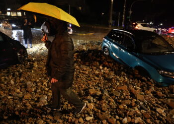 Σφοδρή κακοκαιρία με δύο νεκρούς, πλημμύρες και αλλεπάλληλα 112 – Η Αττική στο επίκεντρο