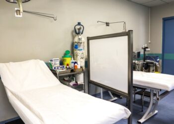 Υγεία: Παραδόθηκαν τα ανακαινισμένα Κέντρα Υγείας Βάρης και Κορωπίου