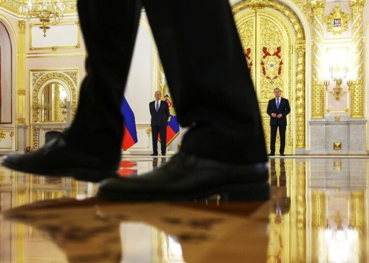 Το Κρεμλίνο μιλά για παγκόσμιο κίνδυνο, αλλά «δεν λέει κουβέντα» για Μαδούρο, Ιράν και Γροιλανδία