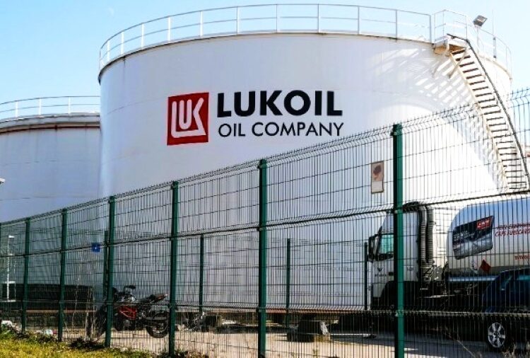 Πετρέλαιο και γεωπολιτική: Η Lukoil βγαίνει από το εξωτερικό με «άδεια» Ουάσινγκτον