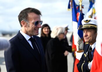 Ο Μακρόν εμφανίστηκε δημόσια με πρησμένο μάτι: Πως το δικαιολόγησε όταν έβγαλε τα γυαλιά ηλίου (φωτό&video)