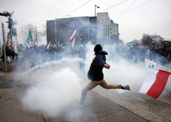 Αγρότες πολιορκούν το Ευρωκοινοβούλιο κατά της συμφωνίας ΕΕ-Mercosur (φωτό)