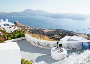 Παπασταύρου: «Παγώνουν» οι οικοδομές στη Μήλο μέχρι να αποφανθούν ΣτΕ και Αρχή Διαφάνειας