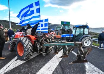 Οι αγρότες κλιμακώνουν με νέες κινήσεις και προειδοποιούν ότι «τίποτα δεν τελειώνει εδώ»