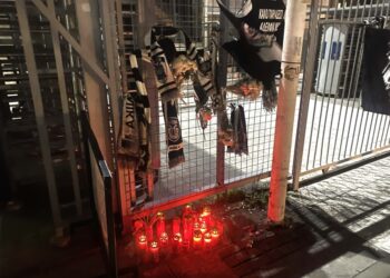 Πένθος σε Θεσσαλονίκη, Κατερίνη και Αλεξάνδρεια: Σιωπή και δάκρυα για τους φιλάθλους του ΠΑΟΚ (φωτό)