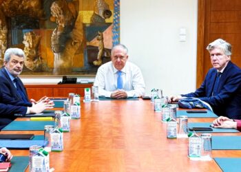 «Φρένο» Θεοδωρικάκου στα ασφάλιστρα υγείας: «Αυξήσεις μόνο στα όρια του πληθωρισμού»