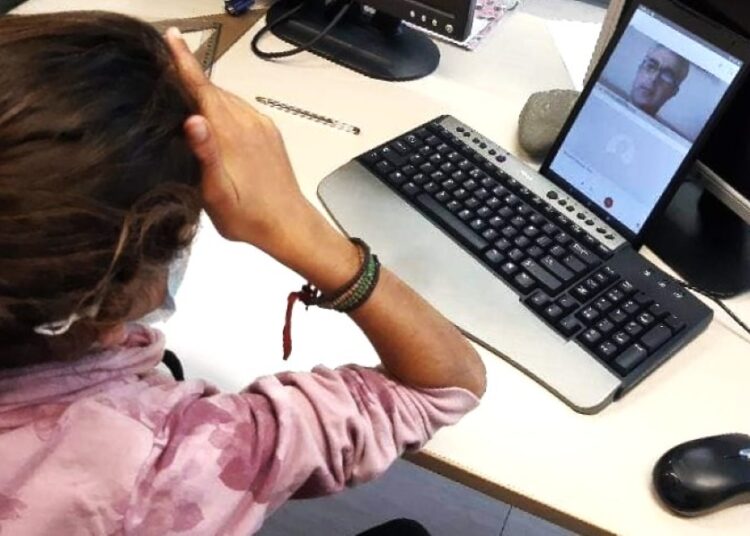 Μαθήματα με τηλεκπαίδευση