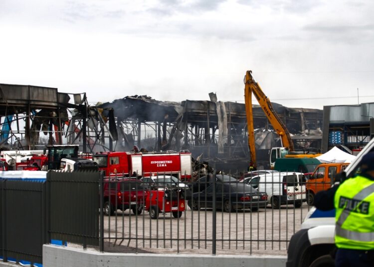 Φονική έκρηξη στα Τρίκαλα: Μύριζε αέριο «εδώ και καιρό» – Η ΔΑΕΕ της Πυροσβεστικής ερευνά παρουσία εισαγγελέα