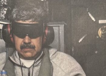 Ο Τραμπ δημοσίευσε φωτογραφία που δείχνει τον Μαδούρο με χειροπέδες και μάσκα στα μάτια