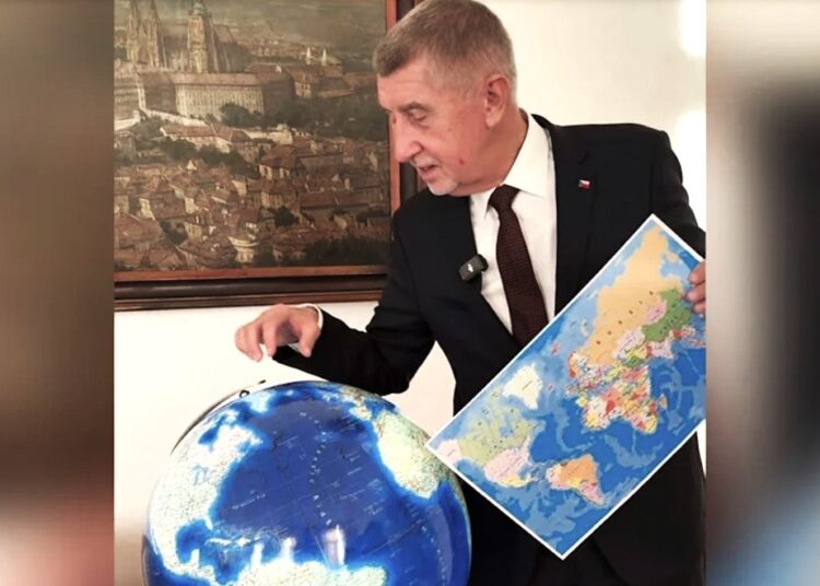 Viral ο Τσέχος πρωθυπουργός: Αγόρασε υδρόγειο για να «βρει» τη Γροιλανδία και έγινε στόχος χλευασμού (video)