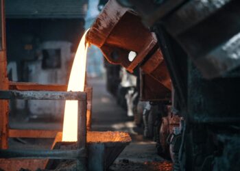 Παράνομο χυτήριο μετάλλων «έλιωνε» κλοπιμαία: Επιχείρηση της ΕΛΑΣ σε Ζεφύρι, Αγ.Αναργύρους και κέντρο Αθήνας