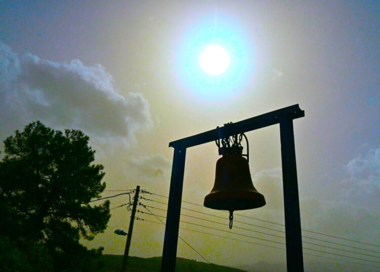 Η σκόνη από τη Σαχάρα φέρνει «ασφυξία»: Η Αττική πνίγεται, η Κρήτη «κοκκινίζει»